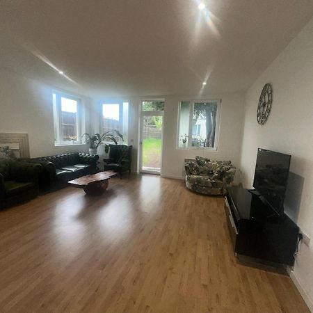 North London A Spacious 7 Bedroom House Accommodating Up To 18 People Complete With Own Gym And Table Tennis Luaran gambar