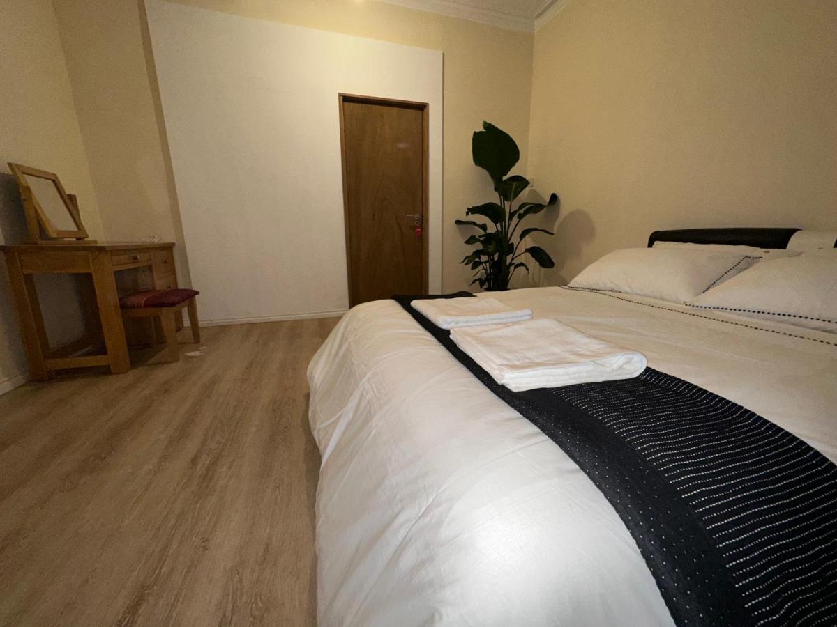 North London A Spacious 7 Bedroom House Accommodating Up To 18 People Complete With Own Gym And Table Tennis Luaran gambar