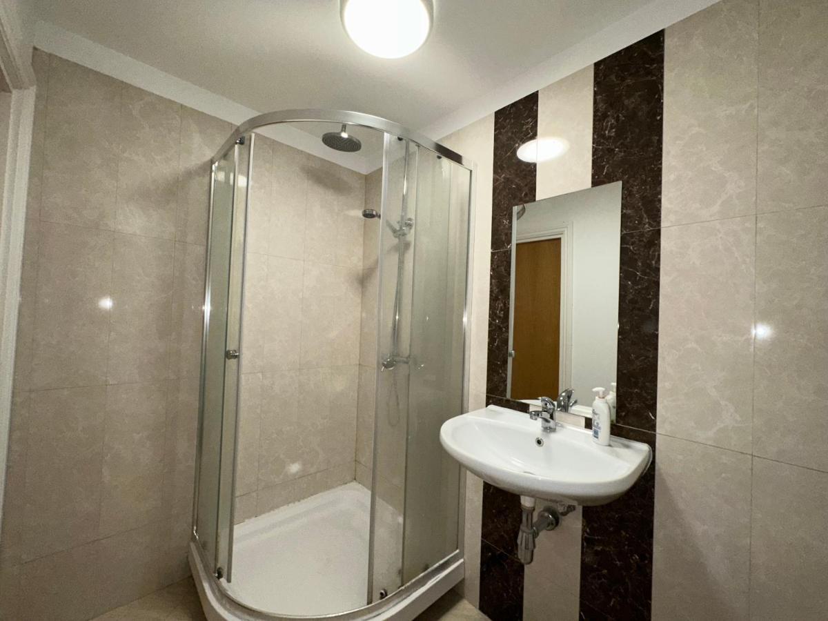 North London A Spacious 7 Bedroom House Accommodating Up To 18 People Complete With Own Gym And Table Tennis Luaran gambar