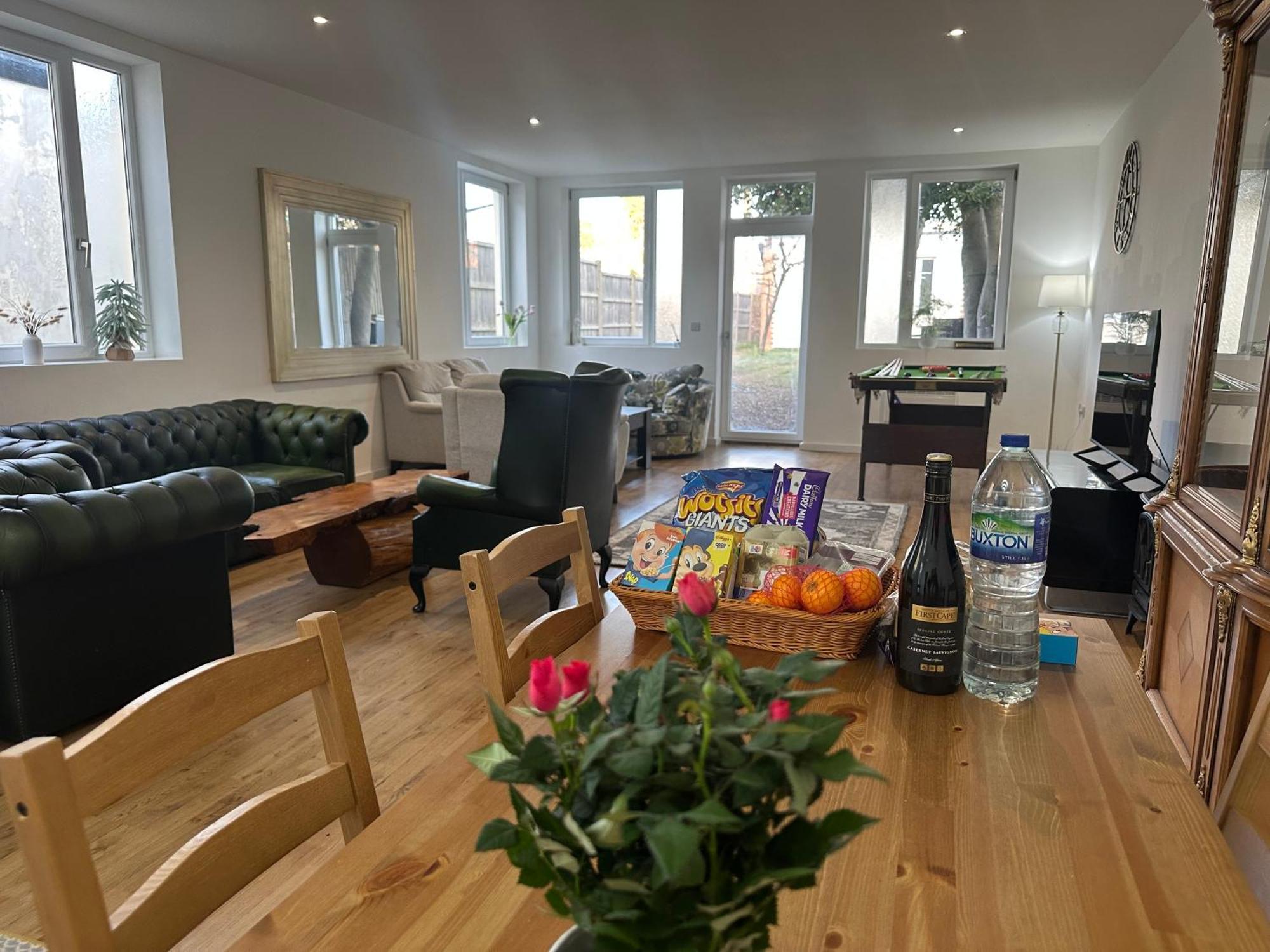 North London A Spacious 7 Bedroom House Accommodating Up To 18 People Complete With Own Gym And Table Tennis Luaran gambar